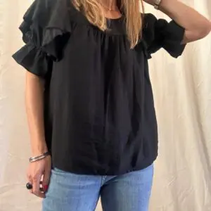 Blusa lisa volantes en mangas m/c (+colores)