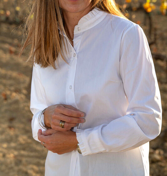 Camisa blanca con volantes en cuello y punos Boton Blanco